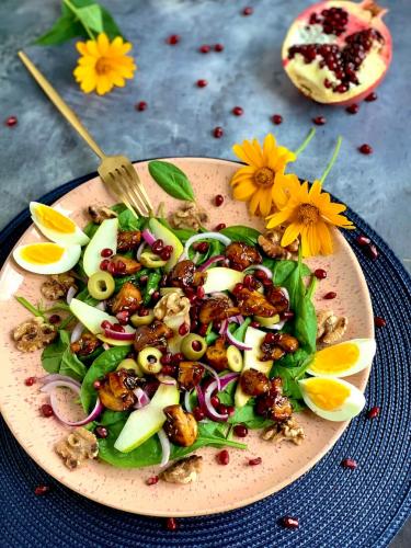 Spinach mushroom salad with pear and pomegranate