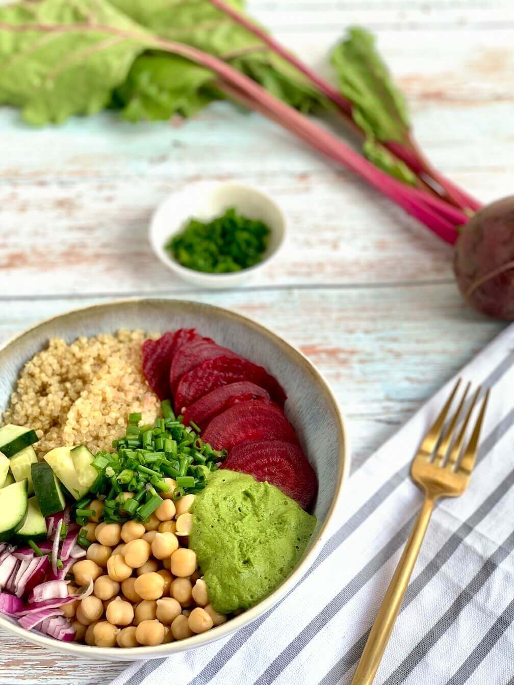 Buddha Bowl with Beetroot and Zucchini Sauce 1