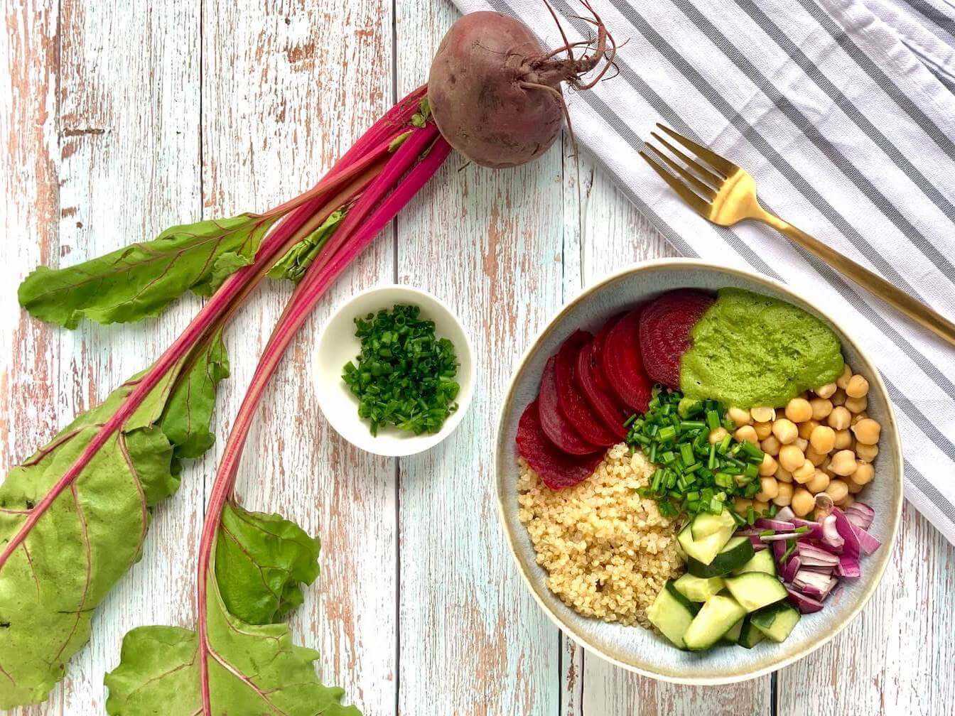 Buddha Bowl with Beetroot and Zucchini Sauce 2