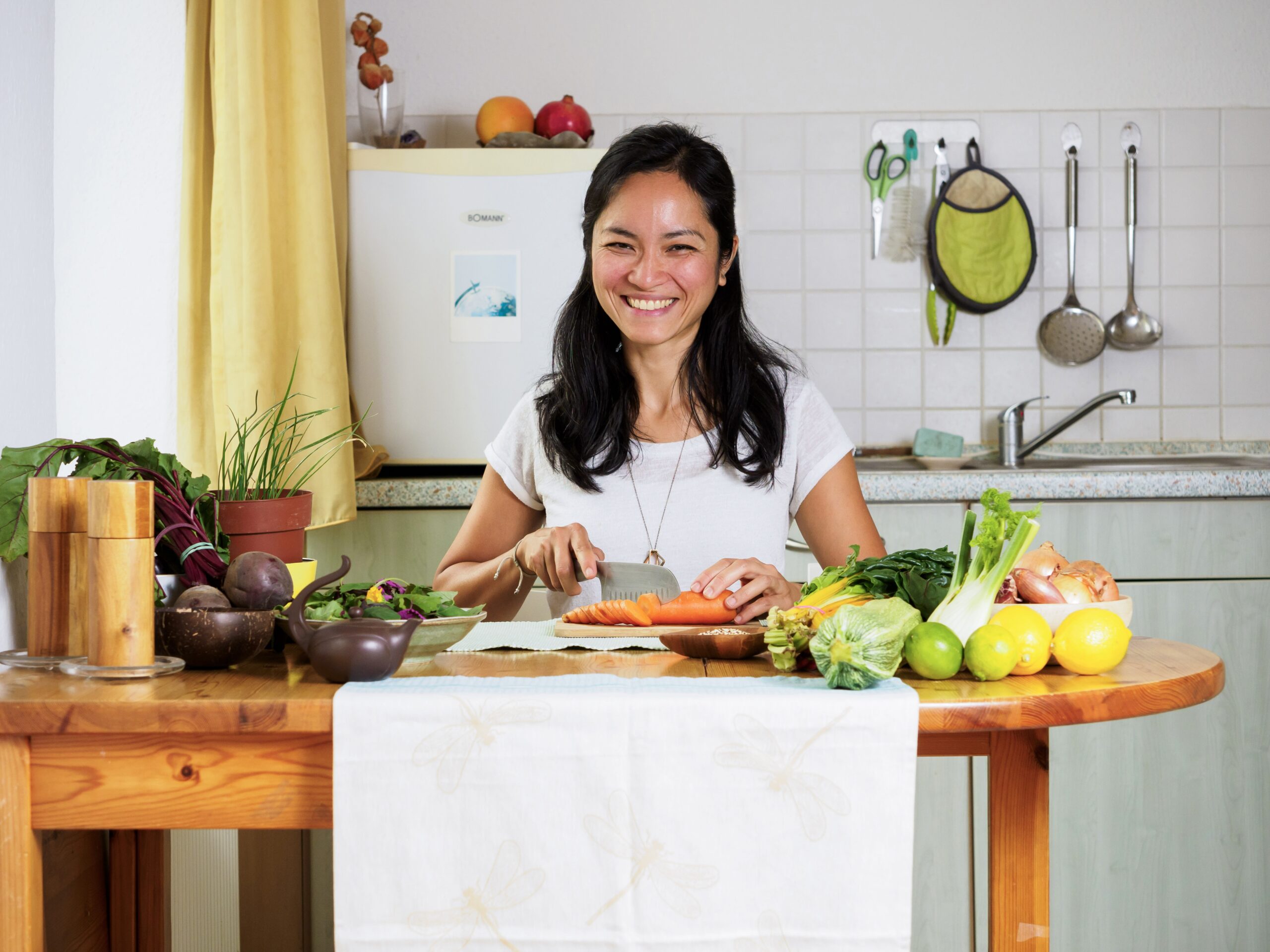 Linh nutritionist cutting vegetables front